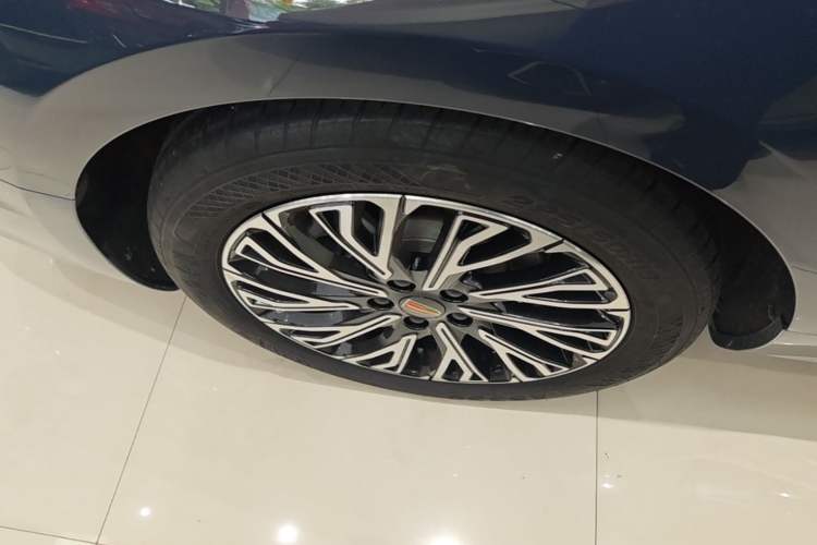 Used Hongqi H5 2024 2.0T Automatic Smart Connect Flagship Edition Right Rear Wheel Hub