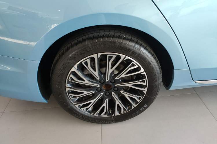 Used Hongqi H5 2024 1.5T HEV Smart Connect Flagship Edition Right Rear Wheel Hub