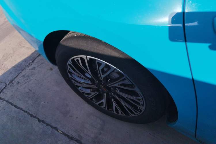 Used Hongqi H5 2024 2.0T Automatic Smart Connect Flagship Edition Right Rear Wheel Hub