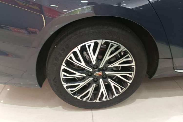 Used Hongqi H5 2024 2.0T Automatic Smart Connect Flagship Edition Right Rear Wheel Hub