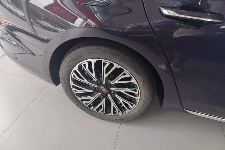 Used Hongqi H5 2024 2.0T Automatic Smart Connect Flagship Edition Right Rear Wheel Hub