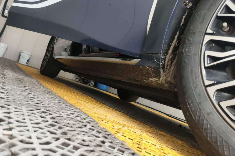Used Hongqi H5 2024 2.0T Automatic Smart Connect Flagship Edition Right Side Sill