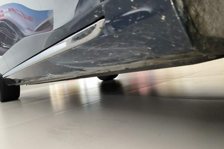 Used Hongqi H5 2024 2.0T Automatic Smart Connect Flagship Edition Right Side Sill