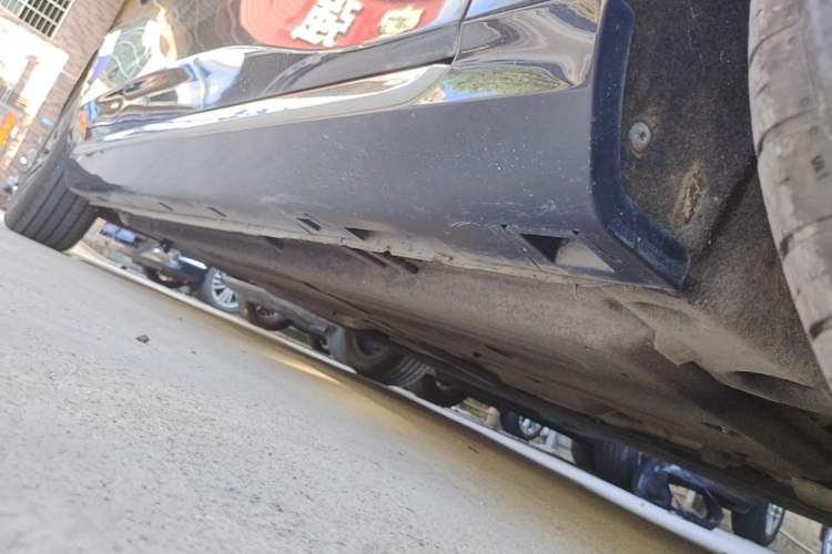 Used Hongqi H5 2024 2.0T Automatic Smart Connect Flagship Edition Right Side Sill