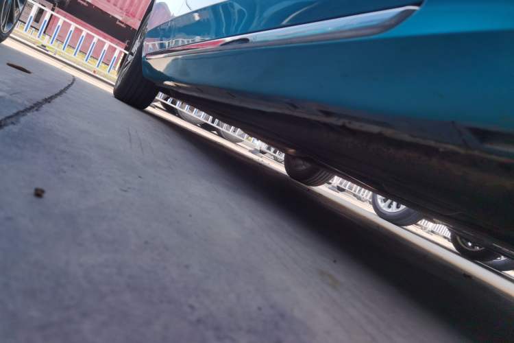 Used Hongqi H5 2024 2.0T Automatic Smart Connect Flagship Edition Right Side Sill