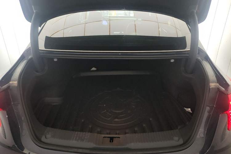 Used Hongqi H5 2024 2.0T Automatic Smart Connect Flagship Edition Trunk