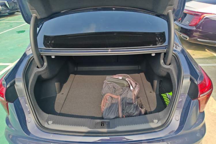 Used Hongqi H5 2024 2.0T Automatic Smart Connect Flagship Edition Trunk