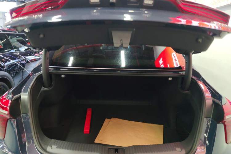Used Hongqi H5 2024 2.0T Automatic Smart Connect Flagship Edition Trunk