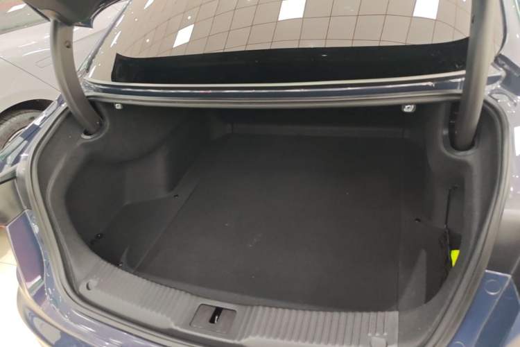 Used Hongqi H5 2024 2.0T Automatic Smart Connect Flagship Edition Trunk
