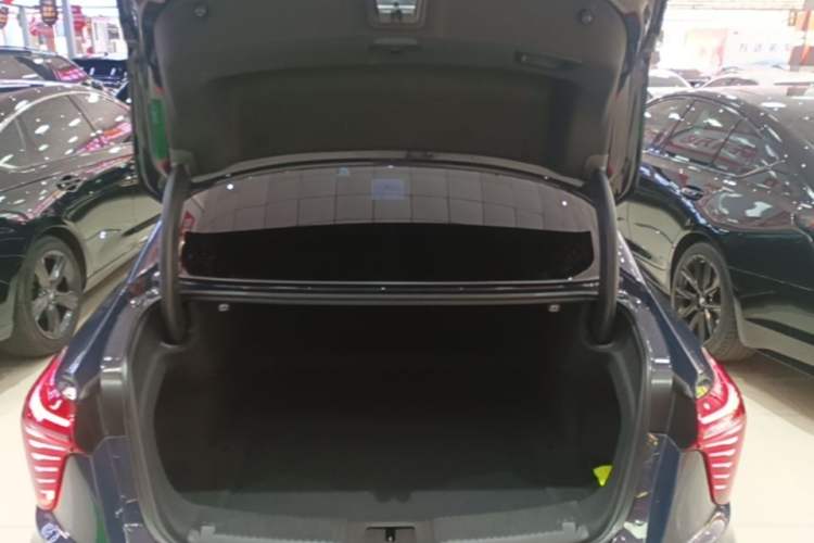 Used Hongqi H5 2024 2.0T Automatic Smart Connect Flagship Edition Trunk