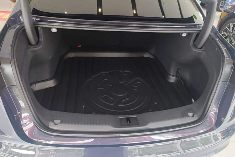 Used Hongqi H5 2024 2.0T Automatic Smart Connect Flagship Edition Trunk