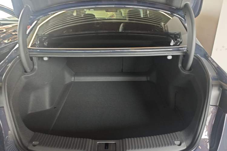 Used Hongqi H5 2024 2.0T Automatic Smart Connect Flagship Edition Trunk