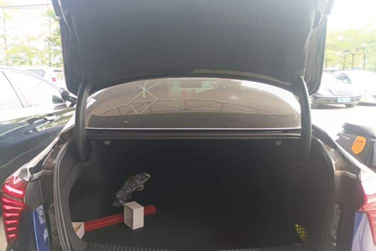 Used Hongqi H5 2024 2.0T Automatic Smart Connect Flagship Edition Trunk