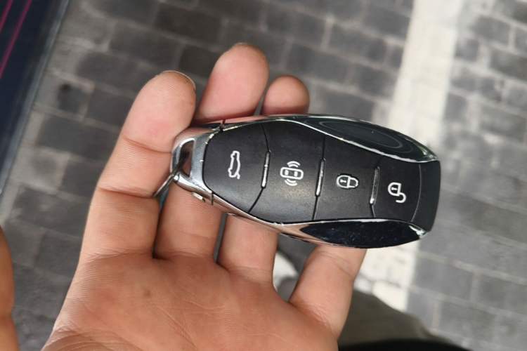 Used Hongqi H5 2024 2.0T Automatic Smart Connect Flagship Edition Vehicle Key