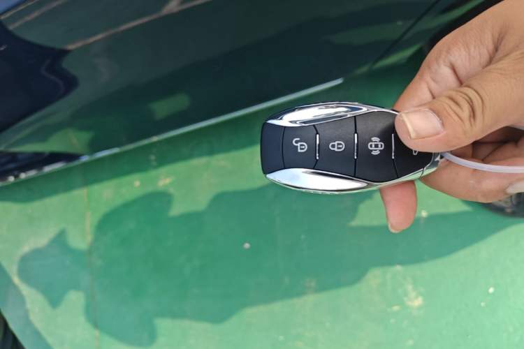 Used Hongqi H5 2024 2.0T Automatic Smart Connect Flagship Edition Vehicle Key