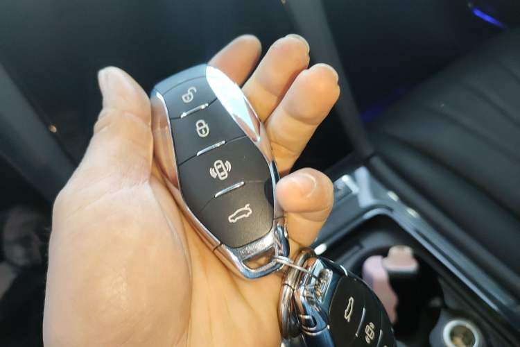 Used Hongqi H5 2024 1.5T HEV Smart Connect Flagship Edition Vehicle Key