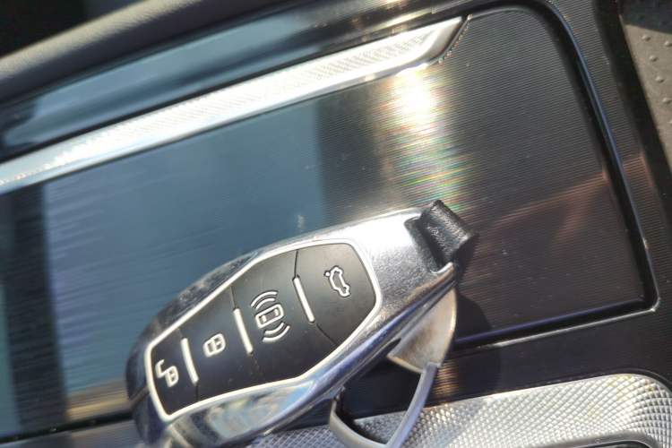 Used Hongqi H5 2024 2.0T Automatic Smart Connect Flagship Edition Vehicle Key