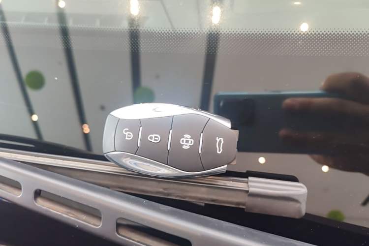Used Hongqi H5 2024 2.0T Automatic Smart Connect Flagship Edition Vehicle Key