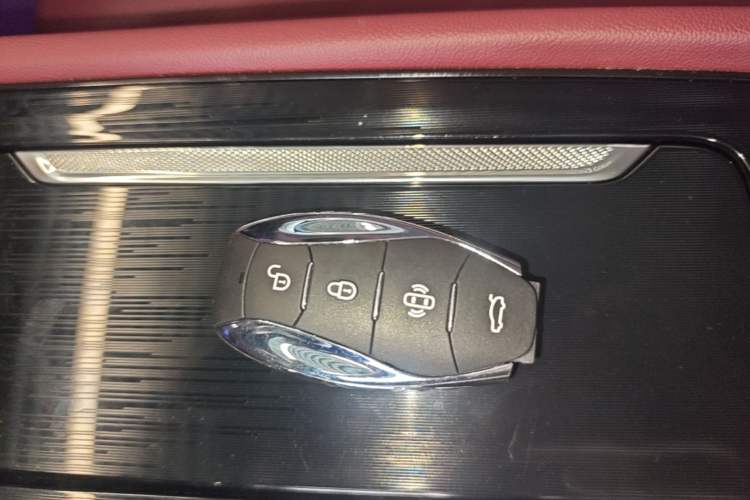 Used Hongqi H5 2024 2.0T Automatic Smart Connect Flagship Edition Vehicle Key