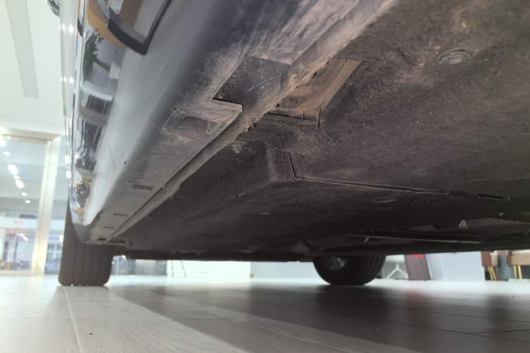 Used Hongqi H5 2024 2.0T Automatic Smart Connect Flagship Edition Left Side Sill