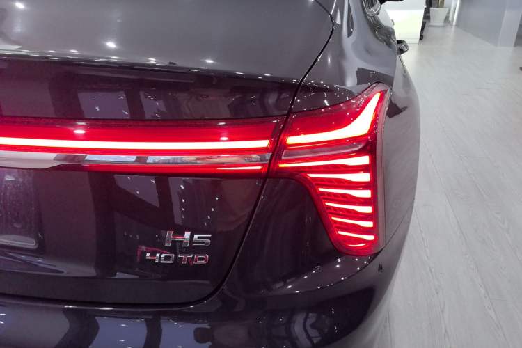 Used Hongqi H5 2024 2.0T Automatic Smart Connect Flagship Edition Right Rear Taillight