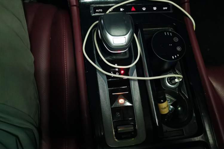 Used Hongqi H5 2024 2.0T Automatic Smart Connect Flagship Edition Gear Lever