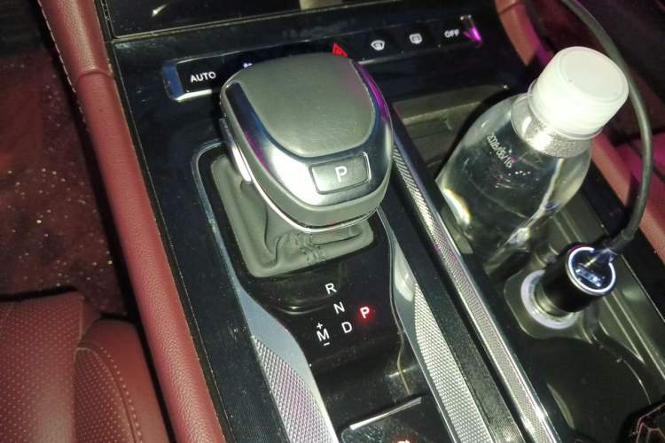 Used Hongqi H5 2024 2.0T Automatic Smart Connect Flagship Edition Gear Lever