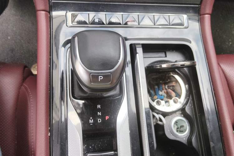 Used Hongqi H5 2024 2.0T Automatic Smart Connect Flagship Edition Gear Lever