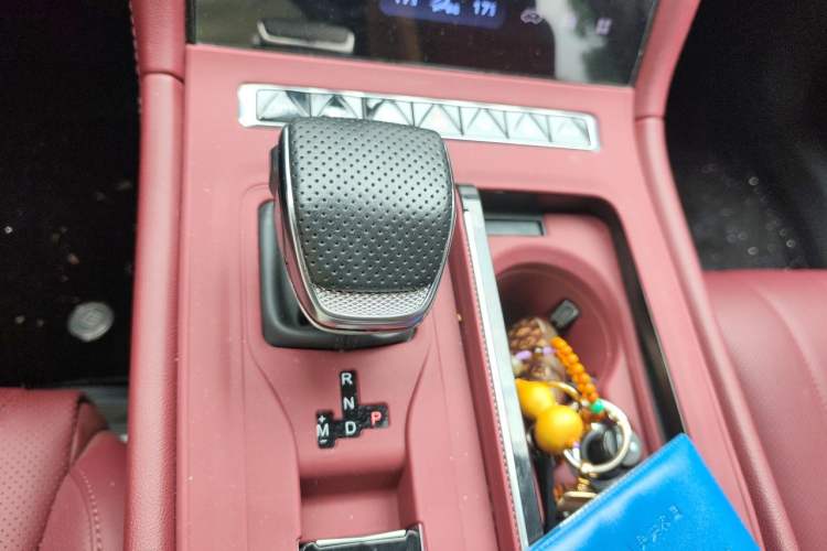 Used Hongqi H5 2024 2.0T Automatic Smart Connect Flagship Edition Gear Lever