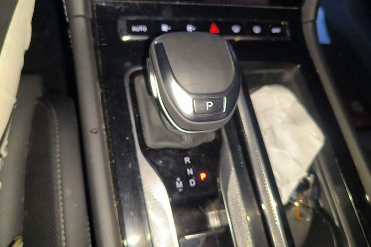 Used Hongqi H5 2024 2.0T Automatic Smart Connect Flagship Edition Gear Lever