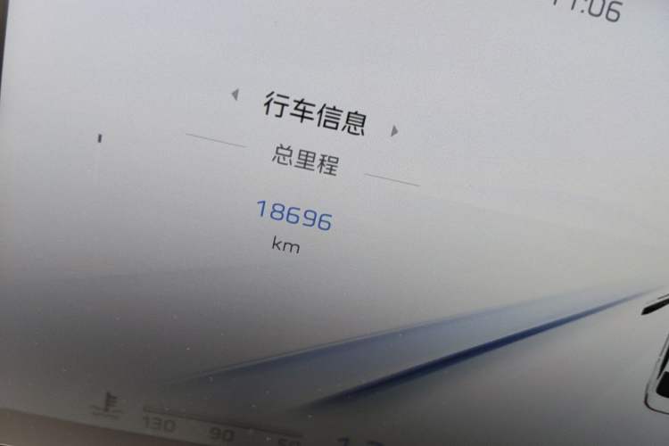 Used Hongqi H5 2024 2.0T Automatic Smart Connect Flagship Edition Odometer Close Up