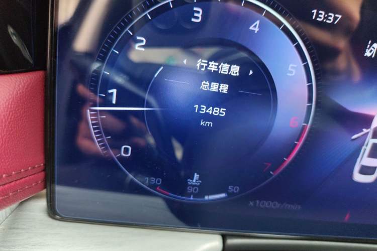 Used Hongqi H5 2024 2.0T Automatic Smart Connect Flagship Edition Odometer Close Up