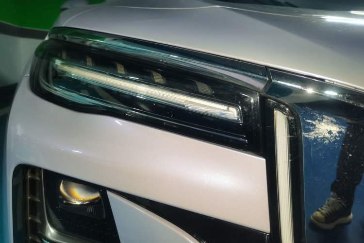 Used Hongqi H5 2024 2.0T Automatic Smart Connect Flagship Edition Right Front Headlight
