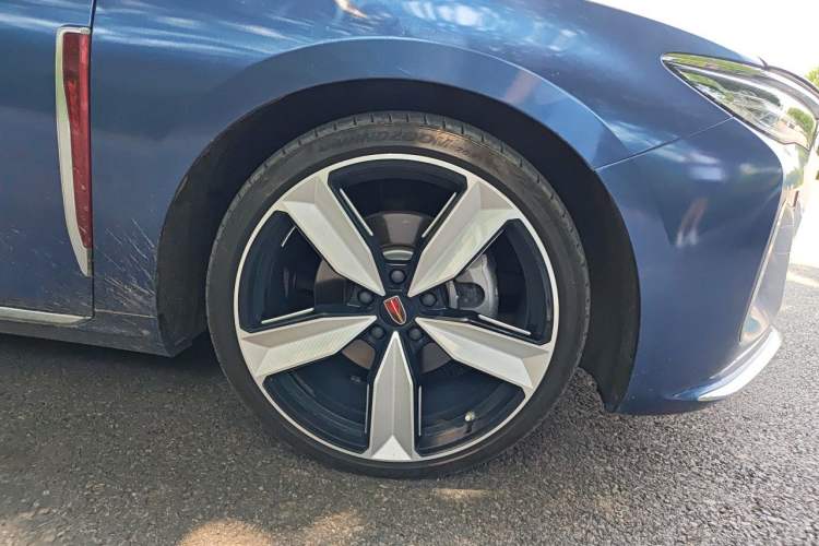 Used Hongqi H5 2024 2.0T Automatic Smart Connect Flagship Edition Right Front Wheel Hub