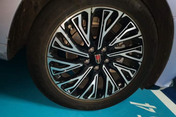 Used Hongqi H5 2024 2.0T Automatic Smart Connect Flagship Edition Right Front Wheel Hub