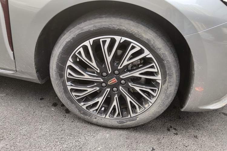 Used Hongqi H5 2024 2.0T Automatic Smart Connect Flagship Edition Right Front Wheel Hub