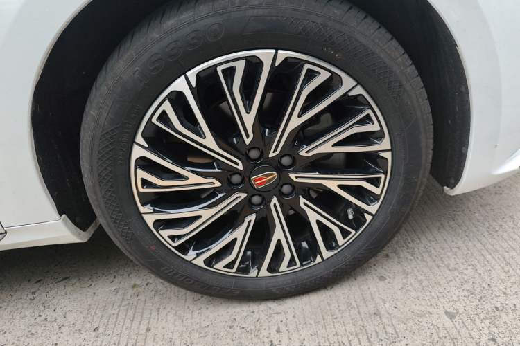 Used Hongqi H5 2024 2.0T Automatic Smart Connect Flagship Edition Right Front Wheel Hub