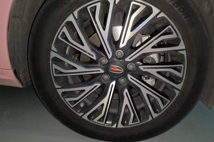 Used Hongqi H5 2024 2.0T Automatic Smart Connect Flagship Edition Right Front Wheel Hub