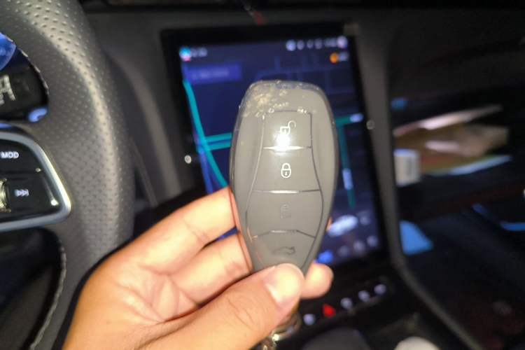 Used Hongqi H5 2024 2.0T Automatic Smart Connect Flagship Edition Vehicle Key