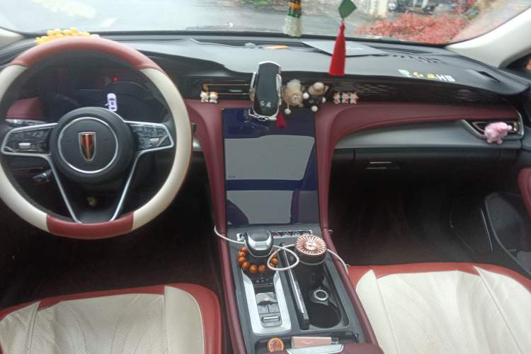 Used Hongqi H5 2024 2.0T Automatic Smart Connect Flagship Edition Center Console