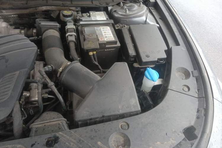 Used Hongqi H5 2024 2.0T Automatic Smart Connect Flagship Edition Engine Bay Left