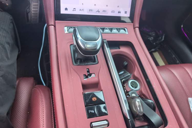 Used Hongqi H5 2024 2.0T Automatic Smart Connect Flagship Edition Gear Lever