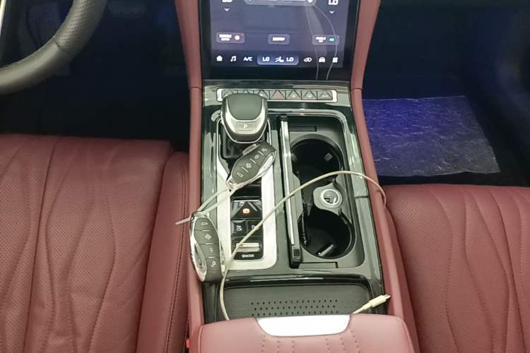 Used Hongqi H5 2024 2.0T Automatic Smart Connect Flagship Edition Gear Lever