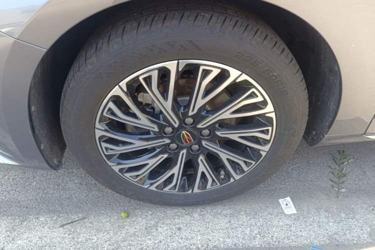 Used Hongqi H5 2024 2.0T Automatic Smart Connect Flagship Edition Left Front Wheel Hub