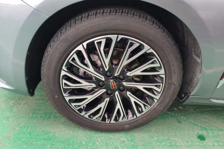 Used Hongqi H5 2024 2.0T Automatic Smart Connect Flagship Edition Left Front Wheel Hub