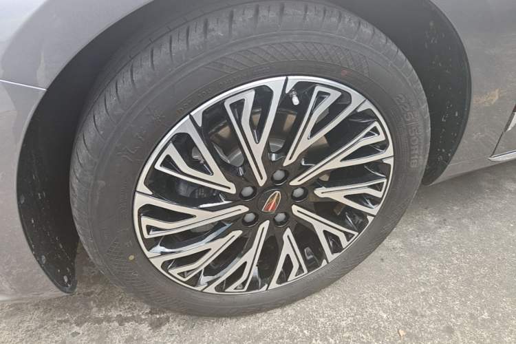 Used Hongqi H5 2024 2.0T Automatic Smart Connect Flagship Edition Left Front Wheel Hub