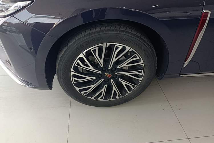 Used Hongqi H5 2024 2.0T Automatic Smart Connect Flagship Edition Left Front Wheel Hub
