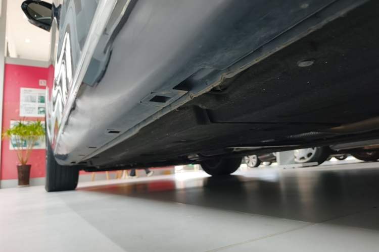 Used Hongqi H5 2024 2.0T Automatic Smart Connect Flagship Edition Left Side Sill