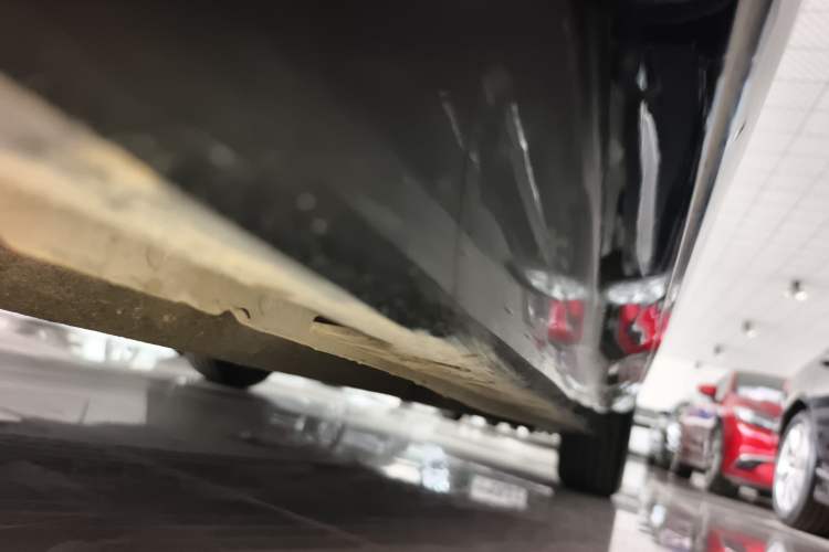 Used Hongqi H5 2024 2.0T Automatic Smart Connect Flagship Edition Left Side Sill