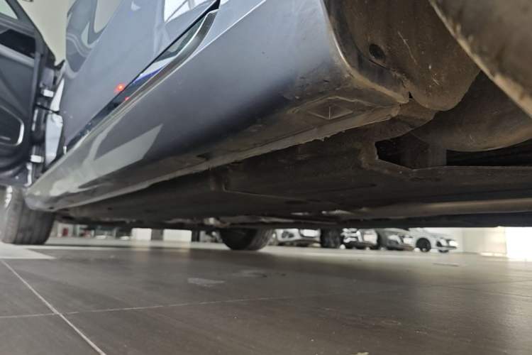 Used Hongqi H5 2024 2.0T Automatic Smart Connect Flagship Edition Left Side Sill